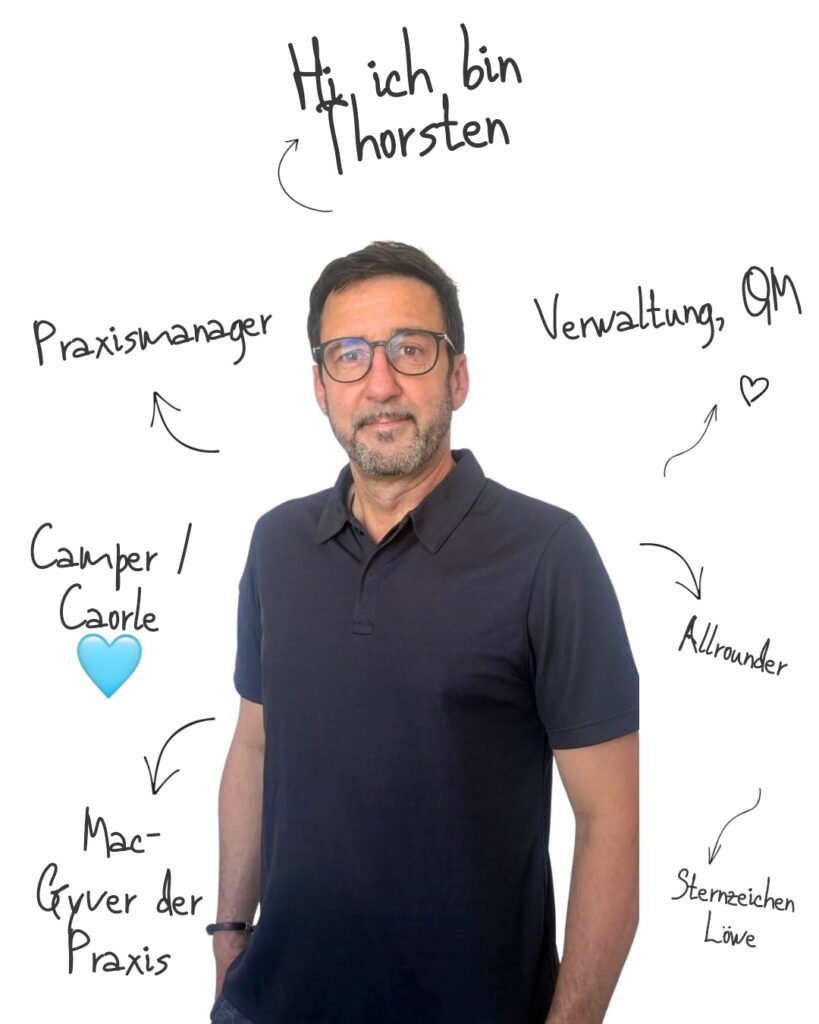 Thorsten Mayer, umgeben von handgeschriebenen Stichworten: Praxismanager, Verwaltung, QM, Camper, Caorle, Allrounder, MacGyver der Praxis, Sternzeichen: Löwe